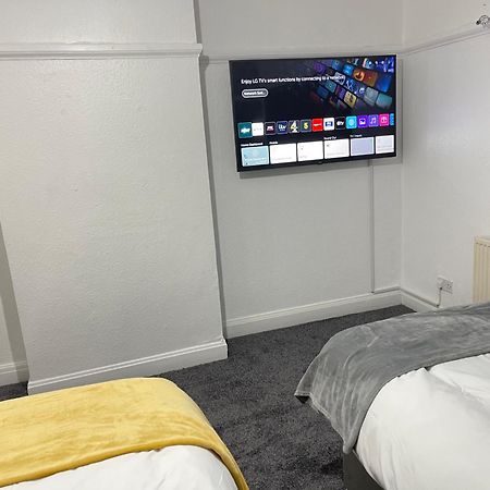 Hometel Digs Hidden Gem Large Comfy Home Can Sleep 15 Braunstone Town المظهر الخارجي الصورة